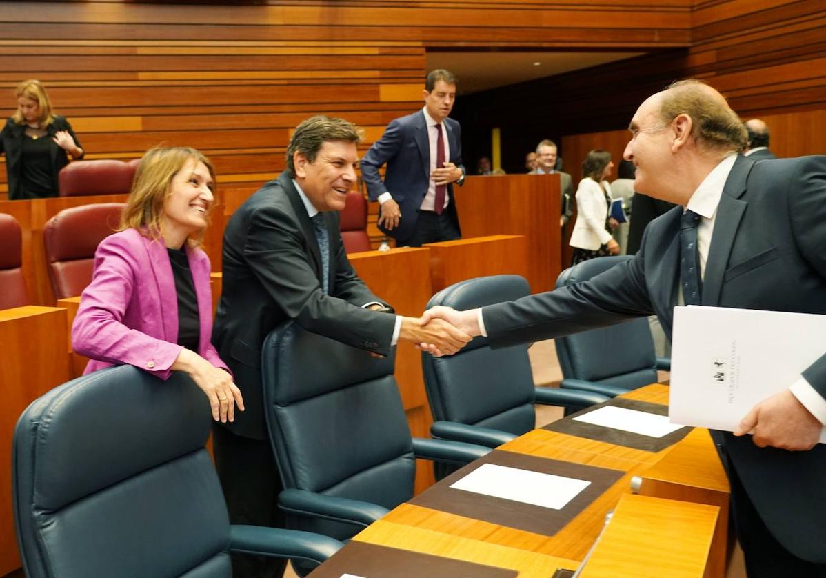 Tomás Quintana, procurador del común, saluda a los consejeros de Hacienda y de Educación.