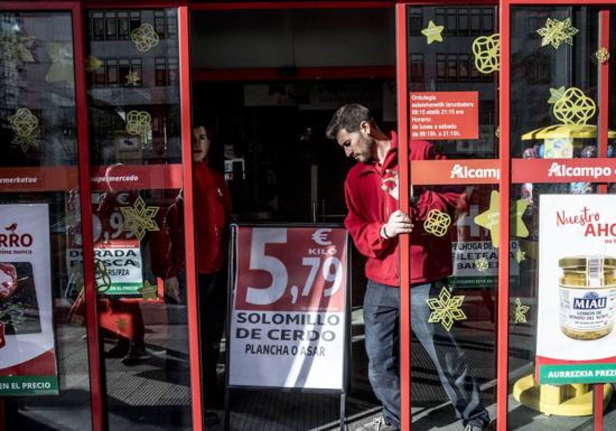 Trabajador del supermercado Alcampo.