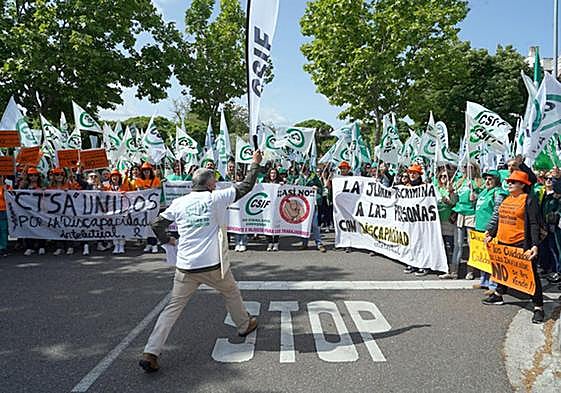 Concentración de CSIF en rechazo al convenio de personal laboral de la Junta firmado, recientemente, por CCOO, UGT y CGT.