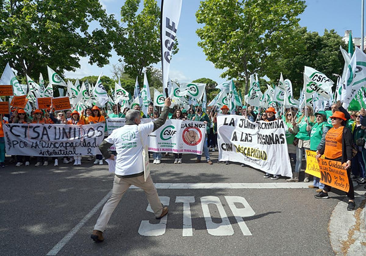Concentración de CSIF en rechazo al convenio de personal laboral de la Junta firmado, recientemente, por CCOO, UGT y CGT.