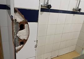 Desperfectos en las duchas del campo de Cuatrovientos.