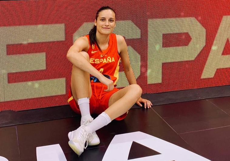 Ángela Salvadores con la camiseta de la Selección Española.