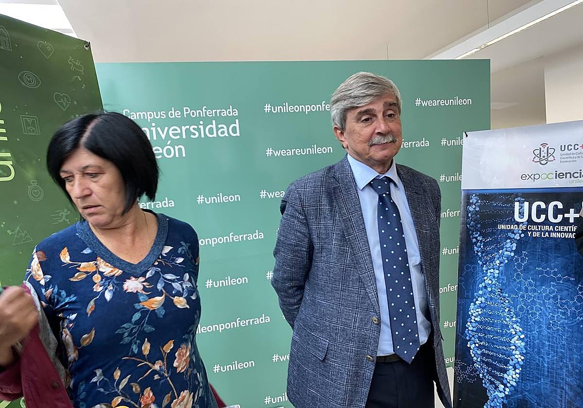 El rector de la ULE, Juan Francisco García Marín, en su visita a Expociencia en Ponferrada.