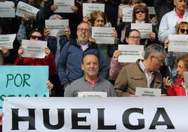 Un centenar de funcionarios de justicia se han manifestado frente a los juzgados de León.