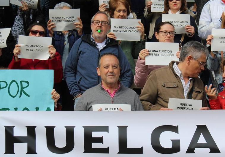 Un centenar de funcionarios de justicia se han manifestado frente a los juzgados de León.