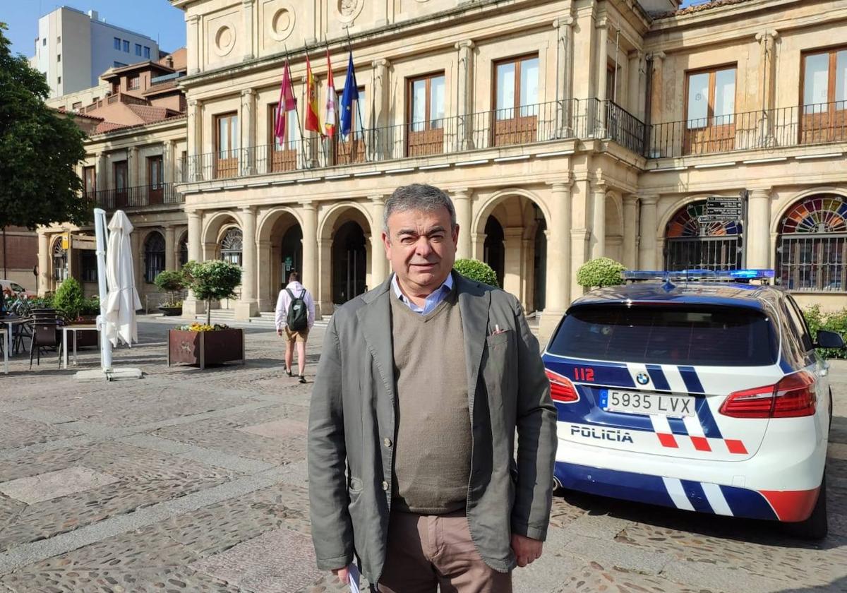 Justo Fernández visita la Comisaría de Policía Local de León.