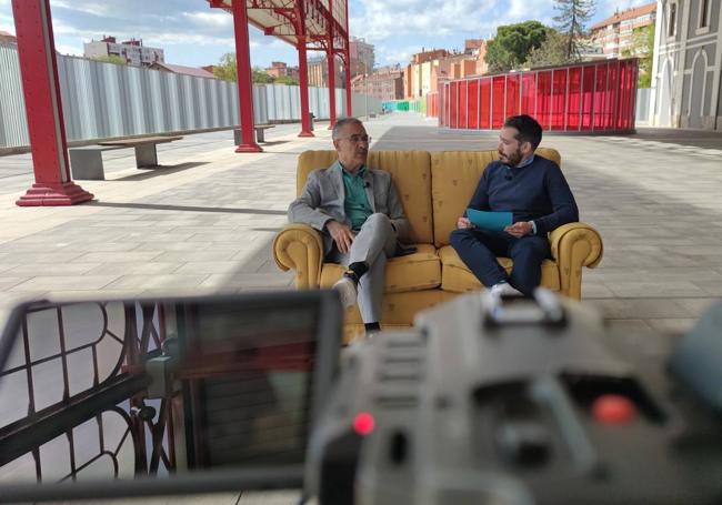 Nicanor Pastrana junto a Rubén Fariñas durante la entrevista de 'En el andén con...'.