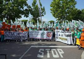 Concentración de CSIF en rechazo al convenio de personal laboral de la Junta firmado, recientemente, por CCOO, UGT y CGT