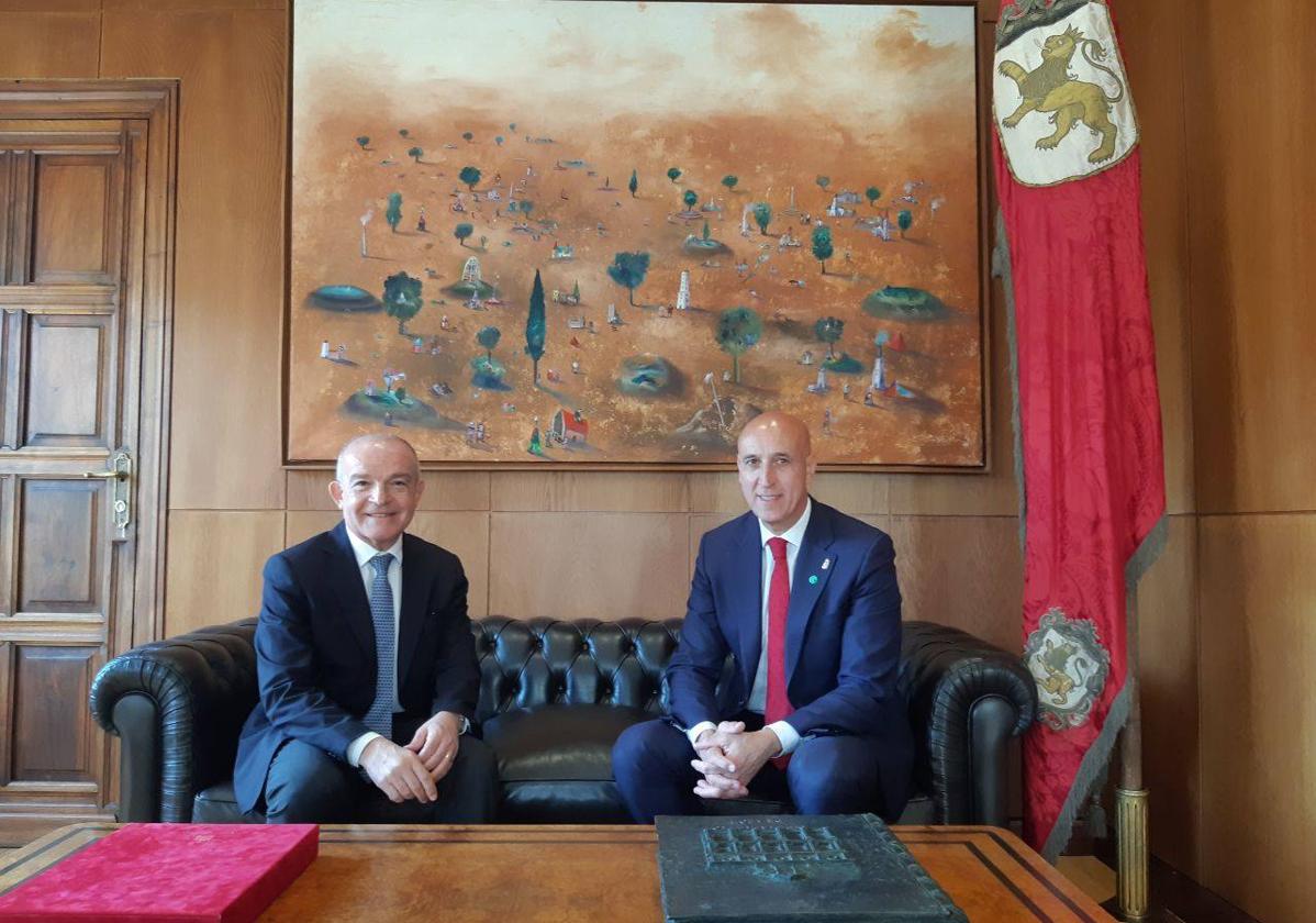 Vistia del cónsul de Argentina en Vigo al Ayuntamiento de León.