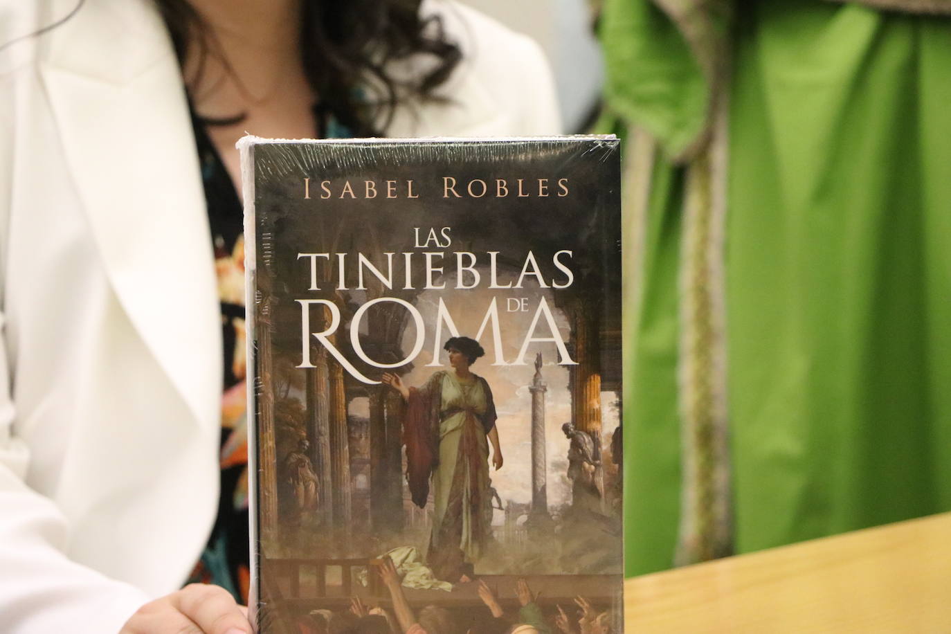 La leonesa Isabel Robles presenta la novela &#039;Las tinieblas de Roma&#039;