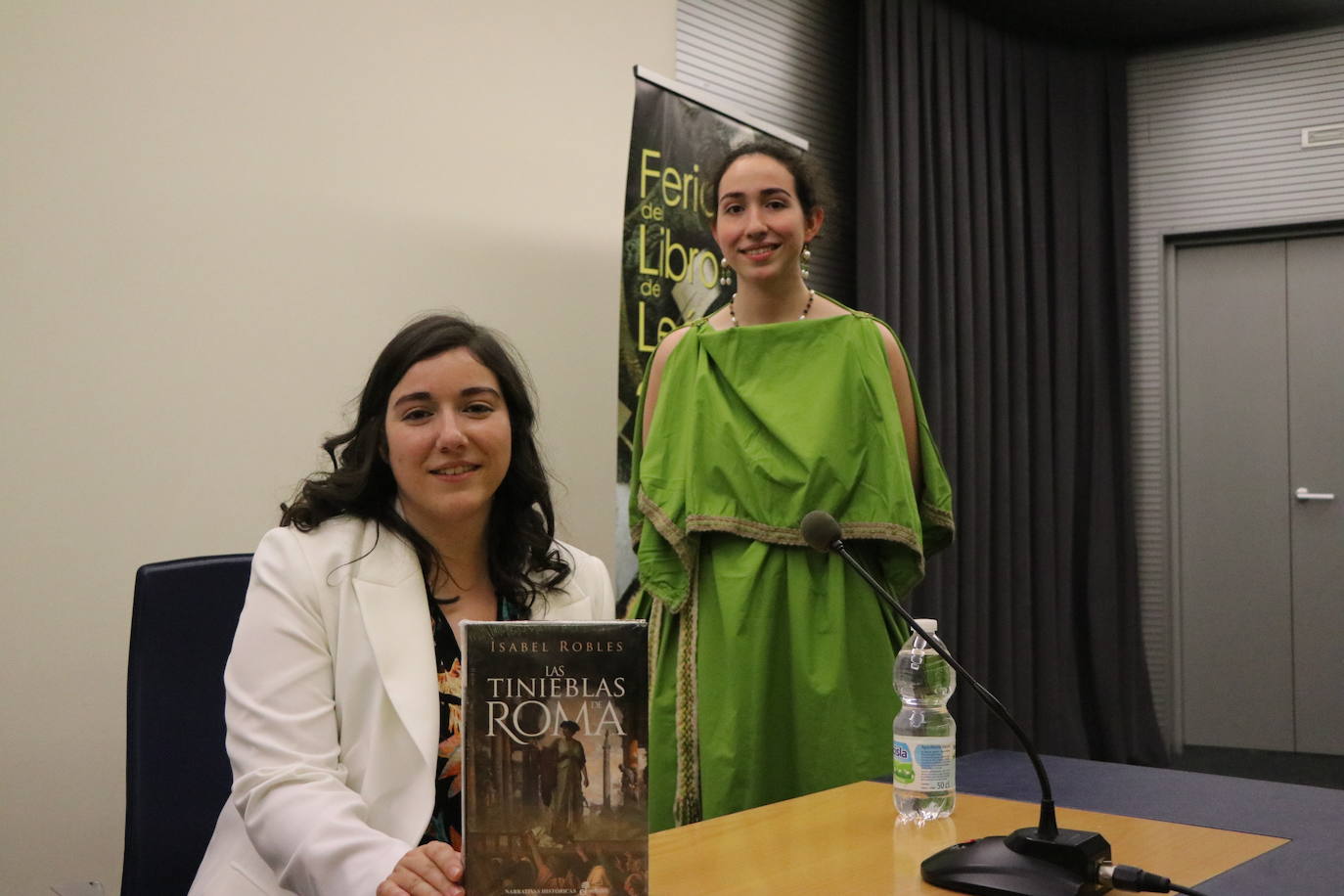 La leonesa Isabel Robles presenta la novela &#039;Las tinieblas de Roma&#039;