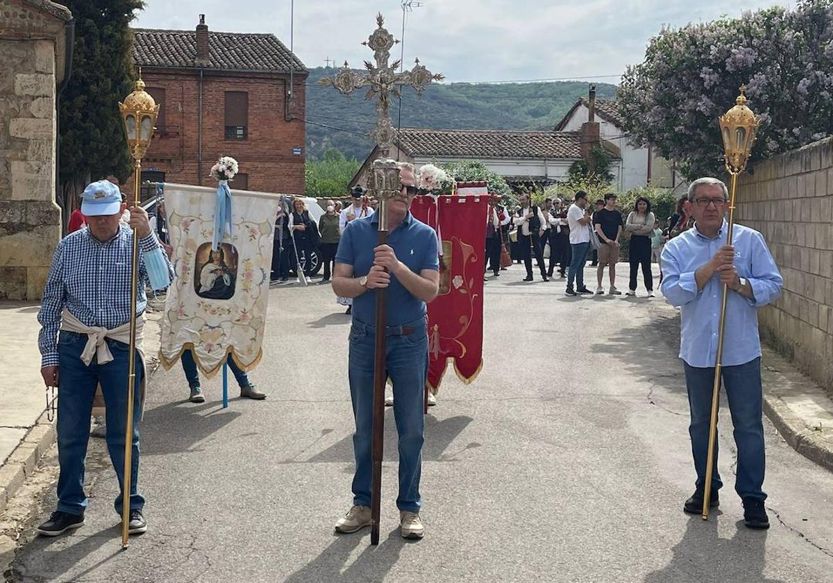 La tradicional romería de Villasfrías en la ermita ubicada entre Vegas y Villanueva del Condado acude a su tradicional cita.