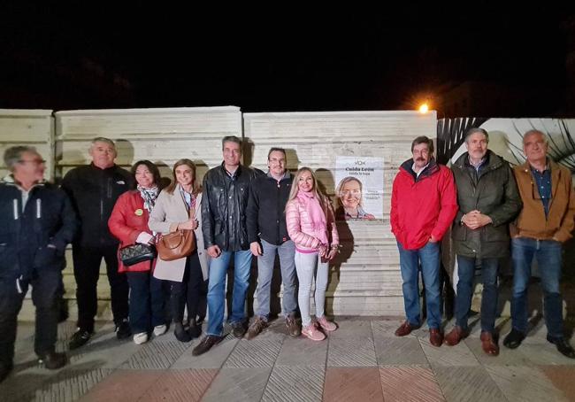 Representantes de la lista municipal de VOX, este viernes, durante la pegada de carteles.