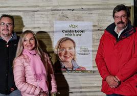 Con la abogada Blanca Herreros como '1', en la imagen durante la madrugada de inicio de campaña, VOX aspira a entrar con solvencia en el Ayuntamiento de León.