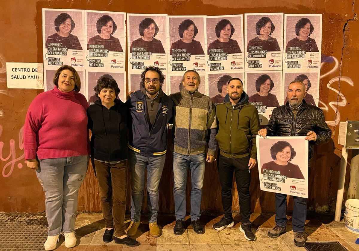 Pegada de carteles de IU-Podemos en San Andrés.