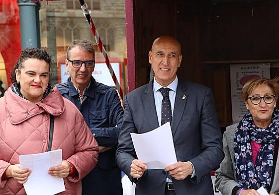 El alcalde de León, José Antonio Diez, durante la lectura del manifiesto en la plaza de Botines