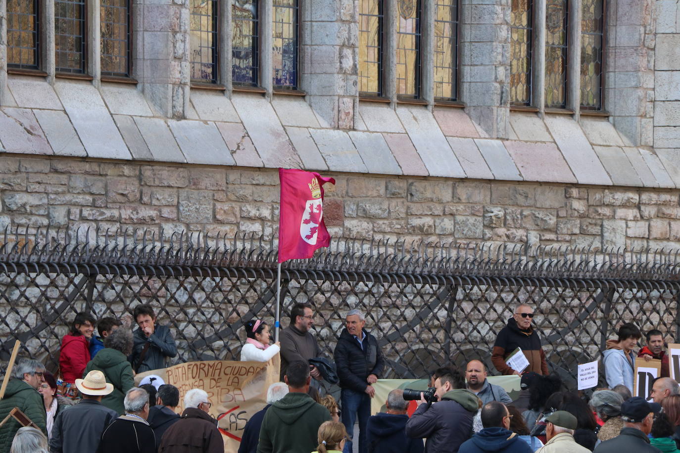 La Coordinadora en Defensa del Territorio se manifiesta en la plaza de Botines