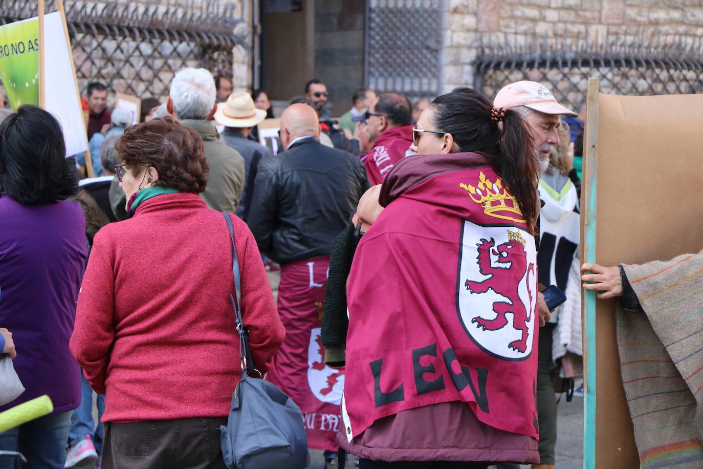 La Coordinadora en Defensa del Territorio se manifiesta en la plaza de Botines