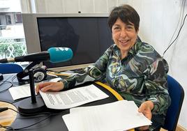 Maribel Fernández, este viernes, durante su último informativo en Cope León.