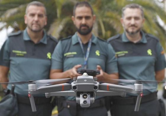 Efectivos de la Guardia Civil, con un dron de vigilancia.