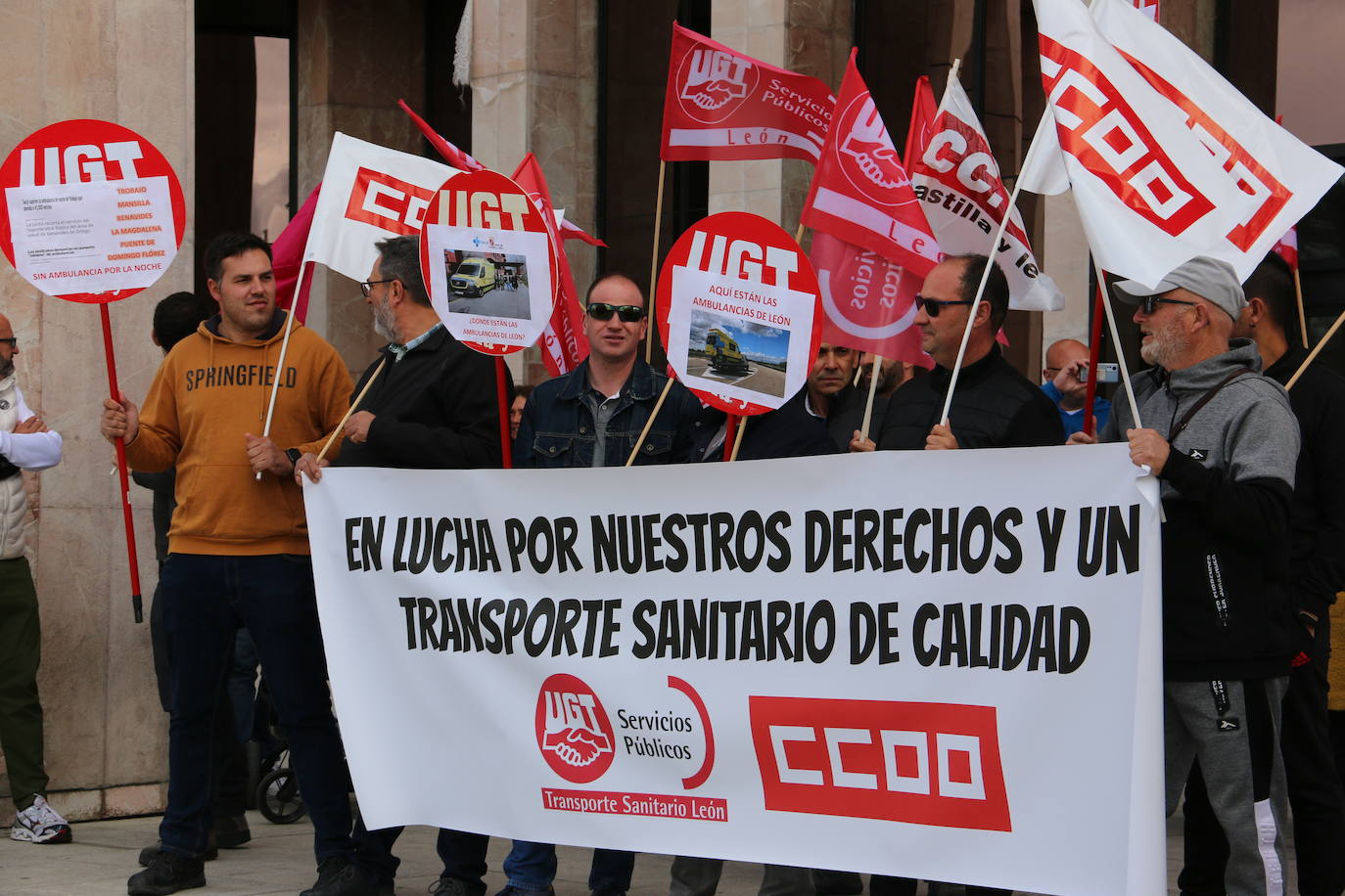 Los trabajadores del servicio de ambulancias se manifiestan frente a la delegación territorial de la Junta.