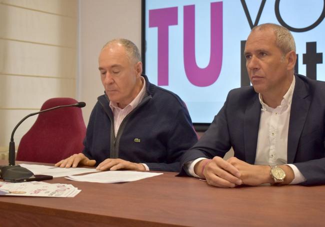 El candidato a la alcaldía de León, Eduardo López Sendino, acompañado por el concejal, Enrique Valdeón