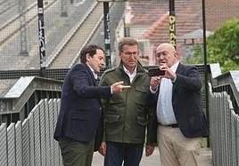 Alberto Núñez Feijóo acompañado por Alfonso Fernández Mañueco y Jesús Julio Carnero en las calles de Valladolid.
