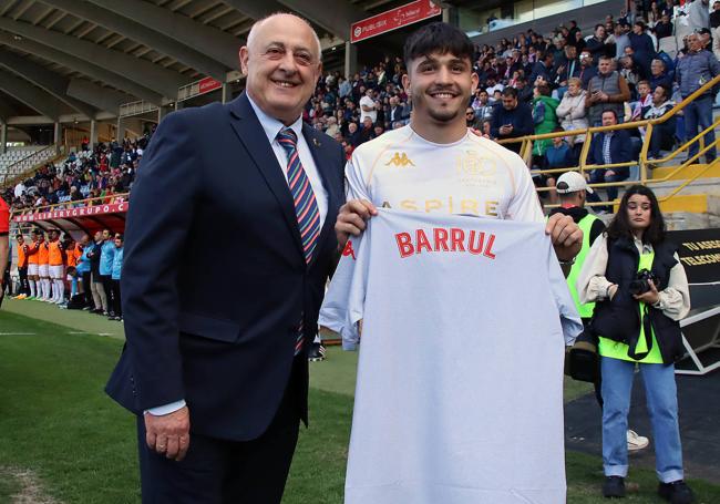 Antonio Barrul, boxeador leonés, hizo el saque de honor en el partido Cultural - Castilla.