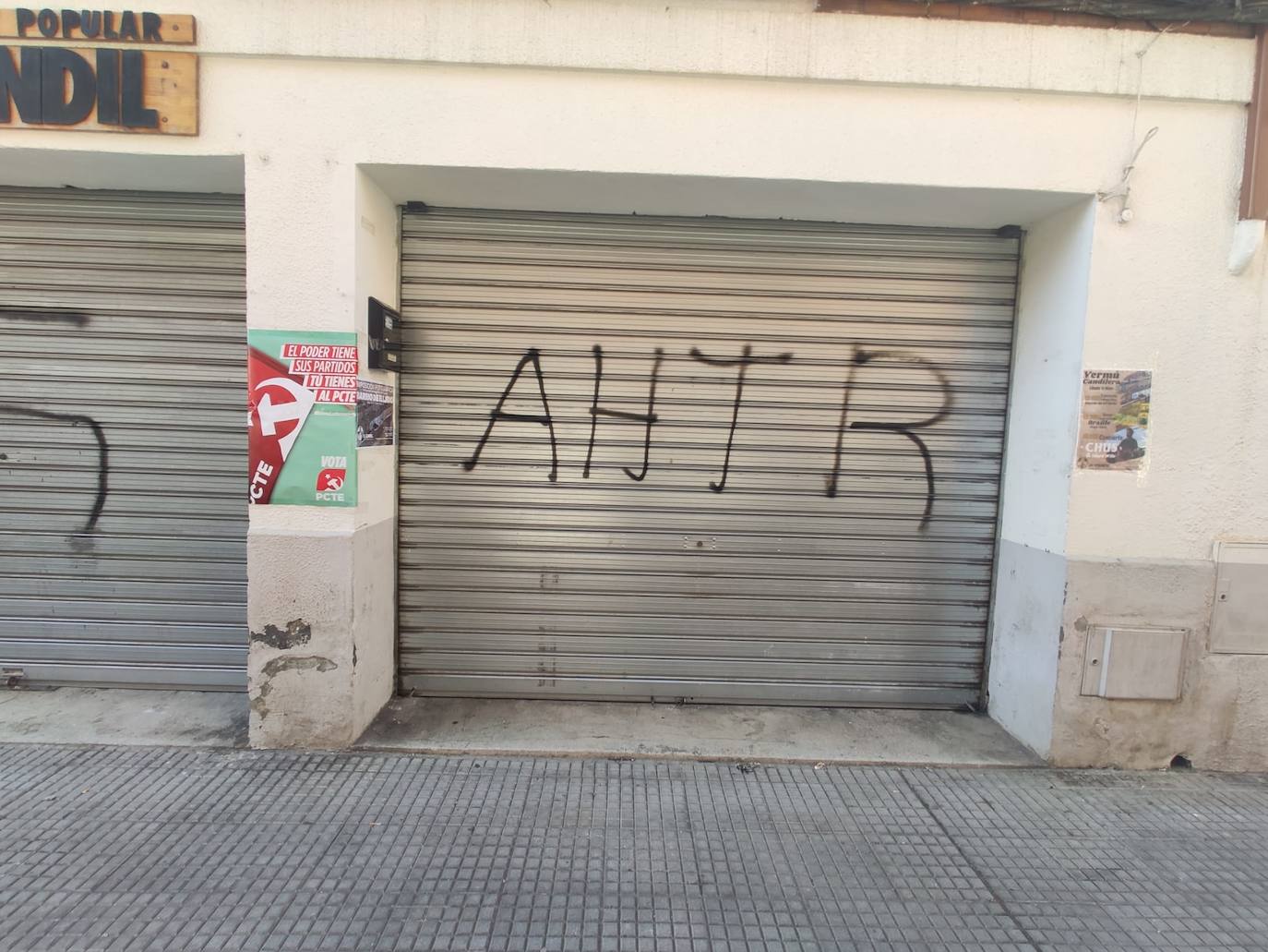 Imagen principal - Pintadas en el Centro Obrero y Popular «El Candil» y barrio de El Ejido.