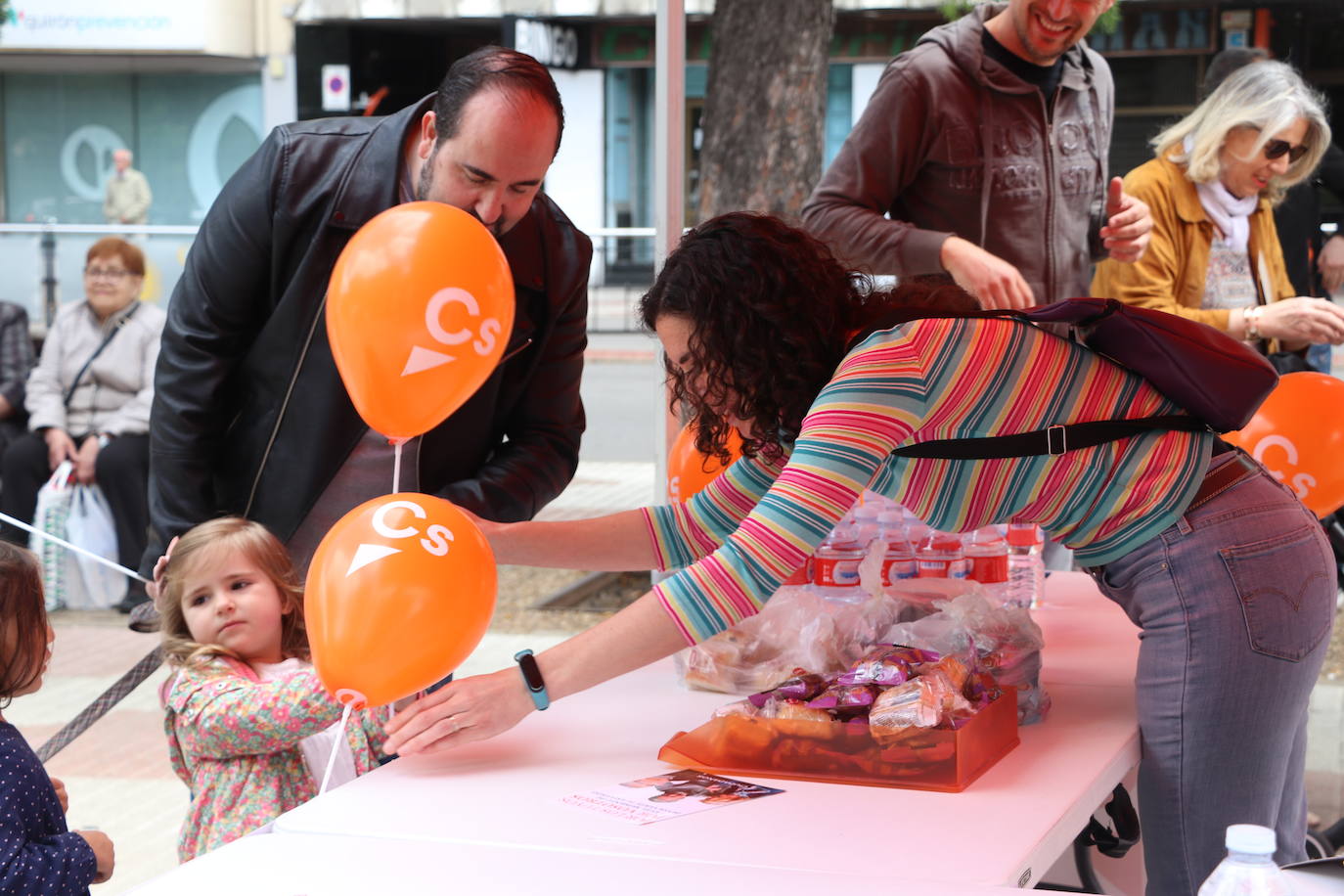 La campaña electoral llega al rastro
