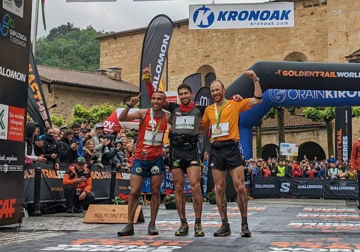 Manuel Merillas, en el centro de la imagen, junto al segundo y tercer clasificado en la Zegama-Aizkorri.