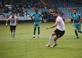 Diego Benito ejecuta el penalti del 2-0.