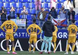 Los jugadores de la Deportiva agradecen, en el partido de este domingo, el apoyo de la afición en Huesca