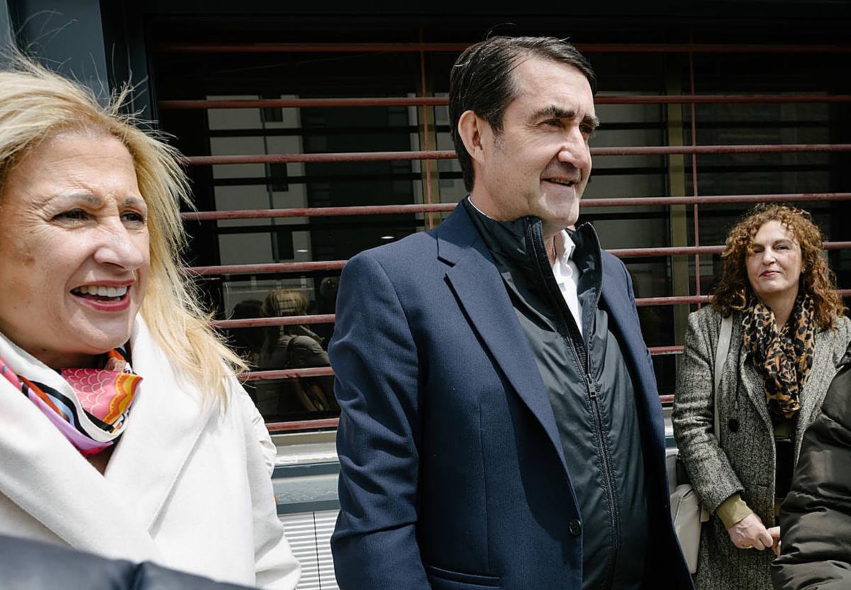 El consejero de Medio Ambiente, Vivienda y Ordenación del Territorio, Juan Carlos Suárez-Quiñones, visita Soria junto a la candidata en la capital, Belén Izquierdo.