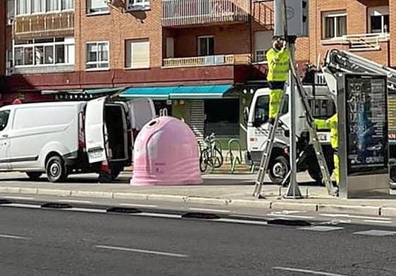 Imagen de archivo de la instalación de un radar en la ciudad de León.