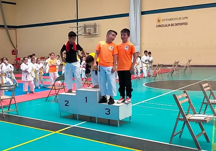 Imagen principal - Más de 200 karatecas participan en el Provincial de Edades de León
