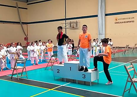Imagen secundaria 1 - Más de 200 karatecas participan en el Provincial de Edades de León