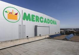 Instalación de Mercadona en una nave de un polígono industrial.