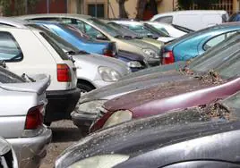 El depósito municipal de vehículos alberga unos 110 coches de todo tipo a la espera de la recogida de su dueño o abandonados.