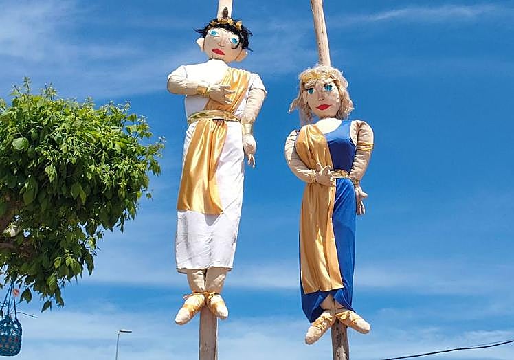 Imagen principal - Diferentes 'mayos monigotes' en las localidadesd de Sariegos.