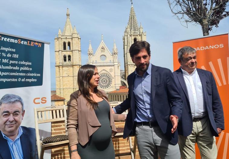 Adrián Vázquez, junto a Gemma Villarroel y Justo Fernández, en un café-coloquio con militantes de Ciudadanos en León.