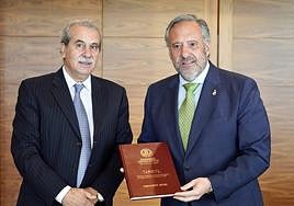 El presidente del Consejo Consultivo, Agustín S. de Vega, entrega al presidente de las Cortes de Castilla y León, Carlos Pollán, la memoria correspondiente al año 2022