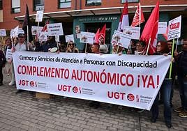 Concentración de trabajadores de atención a la discapacidad de UGT ante la sede de la Junta en Ponferrada.