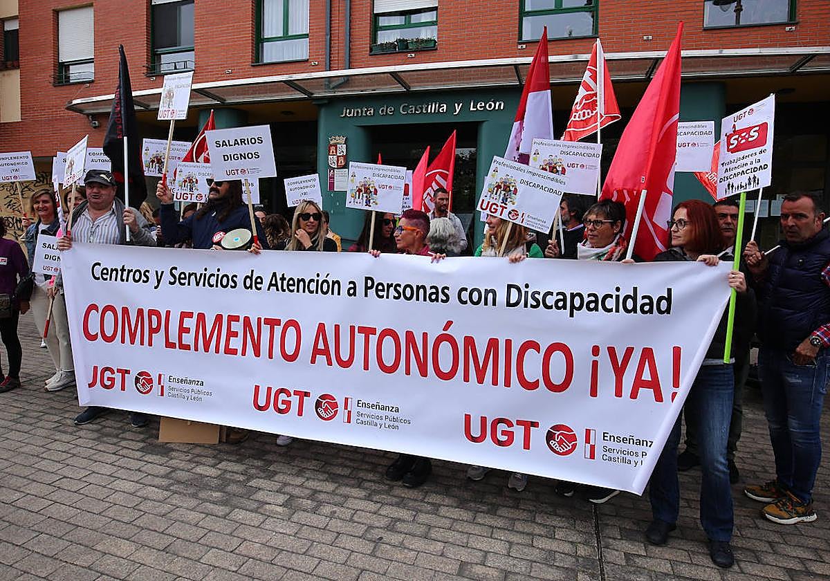 Concentración de trabajadores de atención a la discapacidad de UGT ante la sede de la Junta en Ponferrada.