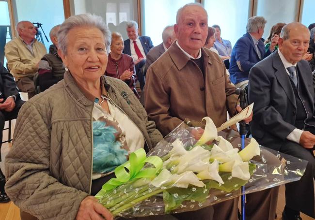 Cada una de las parejas ha recibido un diploma y un ramo de flores.