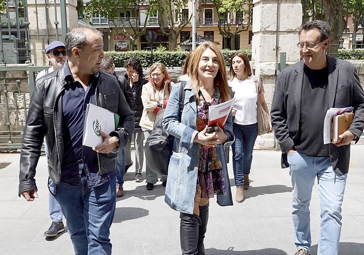 La delegación sindical, momentos antes de sentarse a la mesa de negociación.
