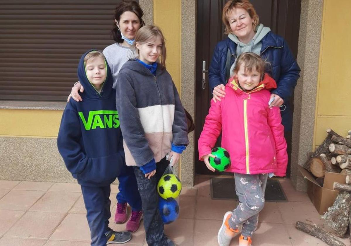 Lily, junto con sus hijos, Nikita y Diana, y Silvana, con su hija Sonia, a su llegada a la localidad leonesa de Quintana de Rueda. 14 meses más tarde abandonaron un pueblo que se convirtió en su familia.