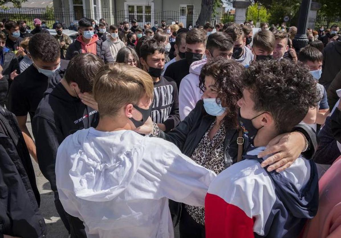 Mailo, la madre de Mario Fuentes, junto a varios amigos de su hijo después del asesinato.