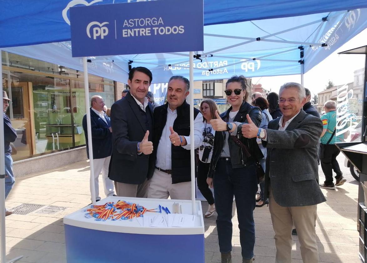 Suárez Quiñones y Muñoz arropan a Nieto en Astorga.