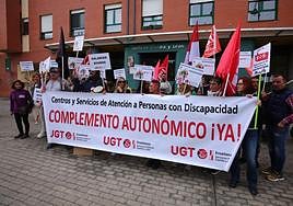 Concentración de trabajadores de atención a la discapacidad de UGT ante la sede de la Junta en Ponferrada.